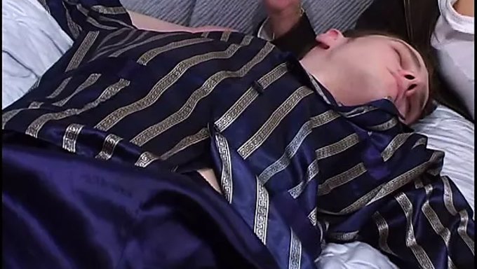 俄罗斯阿姨的诱人连裤袜行为在她侄子身上