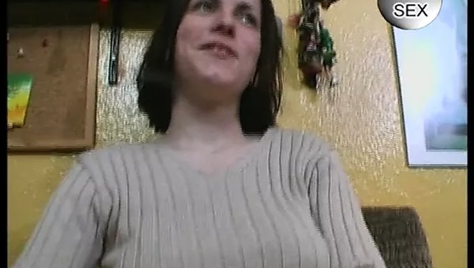 拥有大自然乳房的棕发女郎用性玩具猛烈射精