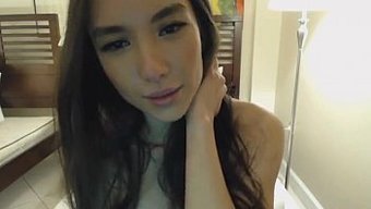 美丽的女孩在网络摄像...