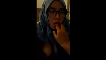 戴着头巾的印尼女孩口交