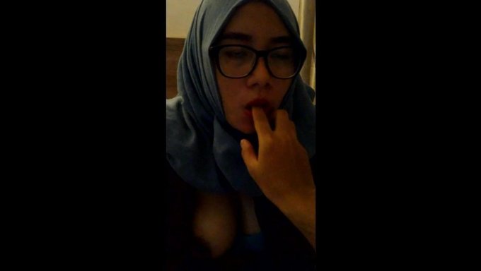 戴着头巾的印尼女孩口交