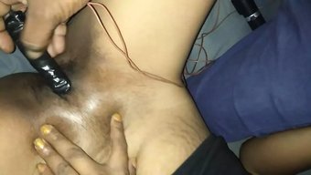 斯里兰卡熟女在与大鸡...
