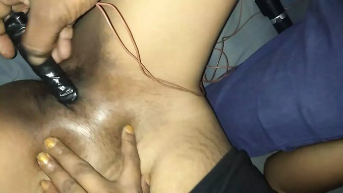 斯里兰卡熟女在与大鸡巴情人的激烈肛交中呻吟