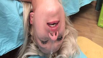 可爱的金发女人用嘴巴...