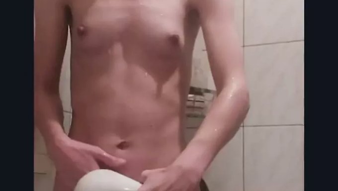 瘦弱的金发妻子享受感性的淋浴体验