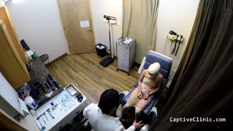 少女抗议者在女警手中...