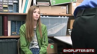 少女被抓到偷窃并被保安惩罚