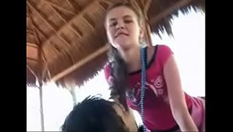介绍一个可爱的棕发少女