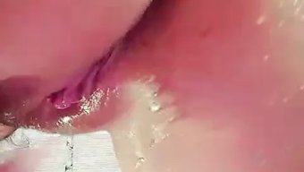 我的同伴被冷水淋浴激...