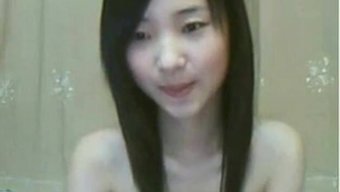 瘦弱的亚洲女孩用手指自慰