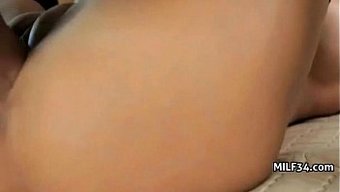 丰满的熟女在假期里得...