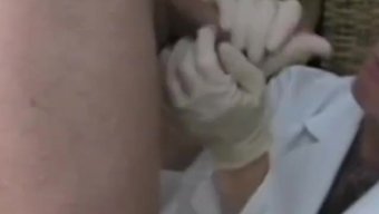 渴望的成熟女人用口交...