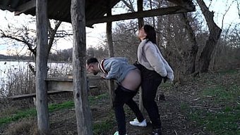 在湖边进行的女性支配...
