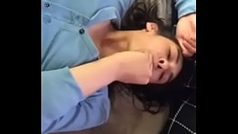 和我男朋友一起在他家。