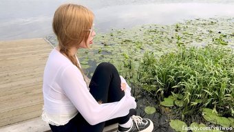 小伙子狠狠地干着可爱...