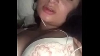 少女吉普赛人在狂野的...