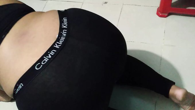 继妹穿着紧身瑜伽裤慢跑,被邻居操了