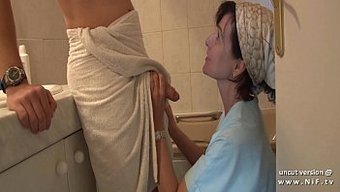 年轻男子被法国美熟女...