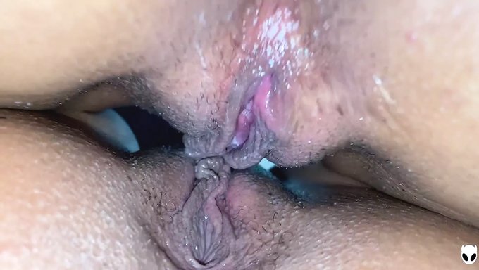 美丽的少女在惊人的视频中被猛烈地操着她的阴道