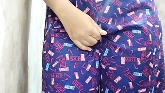 成熟的印度女人享受自...