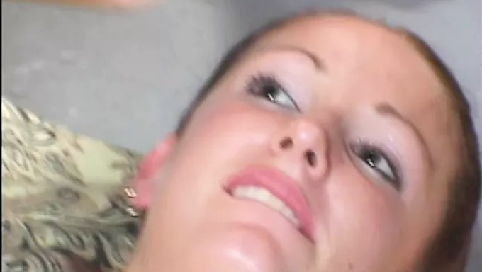 深色头发的美国色情明星给纹身男人一个难忘的口交