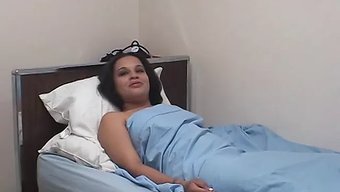 热辣夫妇之间的足交和...