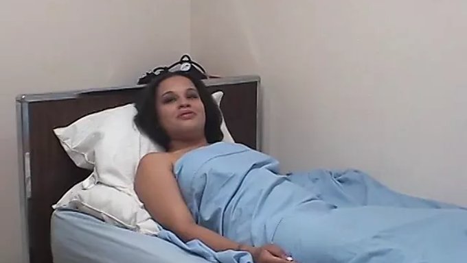 热辣夫妇之间的足交和口交动作