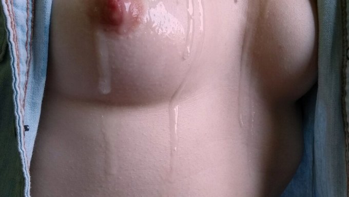 在自制视频中射精在甜美的小胸部少女身上