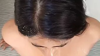 妈妈和女佣在这个高清...