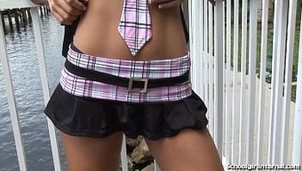 穿着校服的宝贝被陌生...