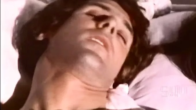 瘦弱的丹麦女孩在复古视频中自慰到高潮