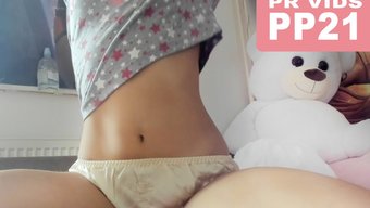 业余18岁女孩穿着连...