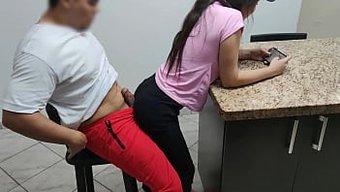 拉丁裔继侄女用她的动...