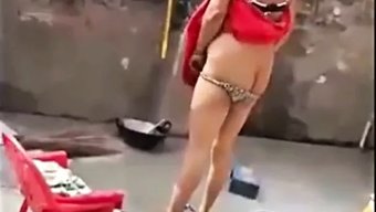 年轻女孩排尿后紧绷的...