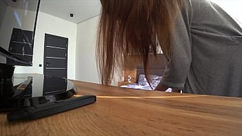 我真正的妻子和邻居在...