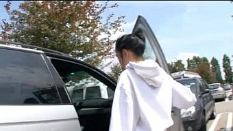 年轻妓女被巨大的白色...