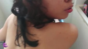 紧身的拉丁美女在洗衣...