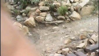 一个黑发男子在露营旅...