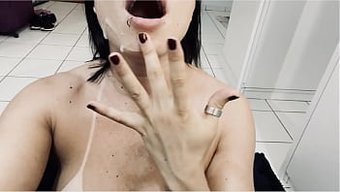 深色头发的美女被大鸡...