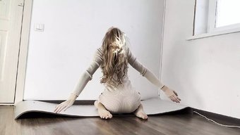 瘦弱的女神展示她惊人...