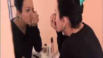 年轻棕发女郎第一次被...