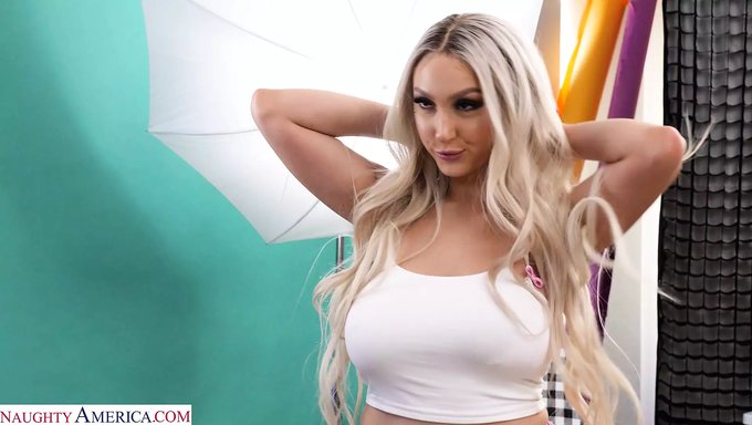 Skylar Vox与年轻的比基尼诱惑者热辣的邂逅
