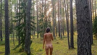 年轻的棕发女郎在湖边...