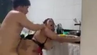 一个穿着性感内衣的拉...