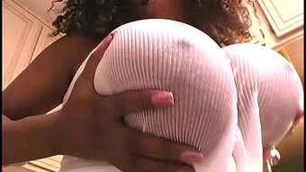 黑大妈,天生一对巨乳...