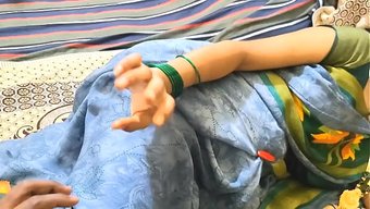 一名印度女孩在火辣的...