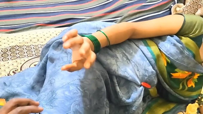 一个印度女孩和一个亲密的朋友在一场火辣的会议中欺骗了她的丈夫。