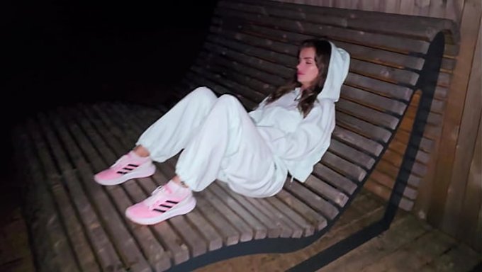 我在康乐中心遇到一个出轨的老婆,劝她和我做爱。