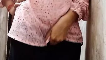 印度女人用性感的肚脐...