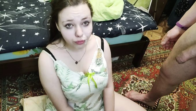 与喜欢吞下大量精液的女孩进行强烈的深喉和面部性交